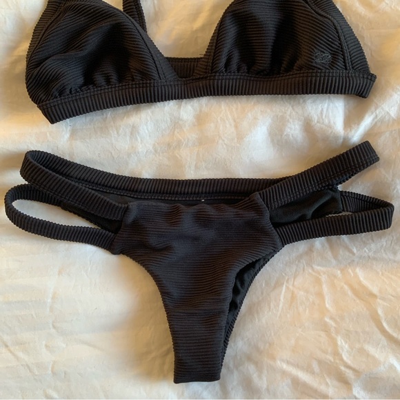Billabong matching black bikini set - Picture 2 of 5